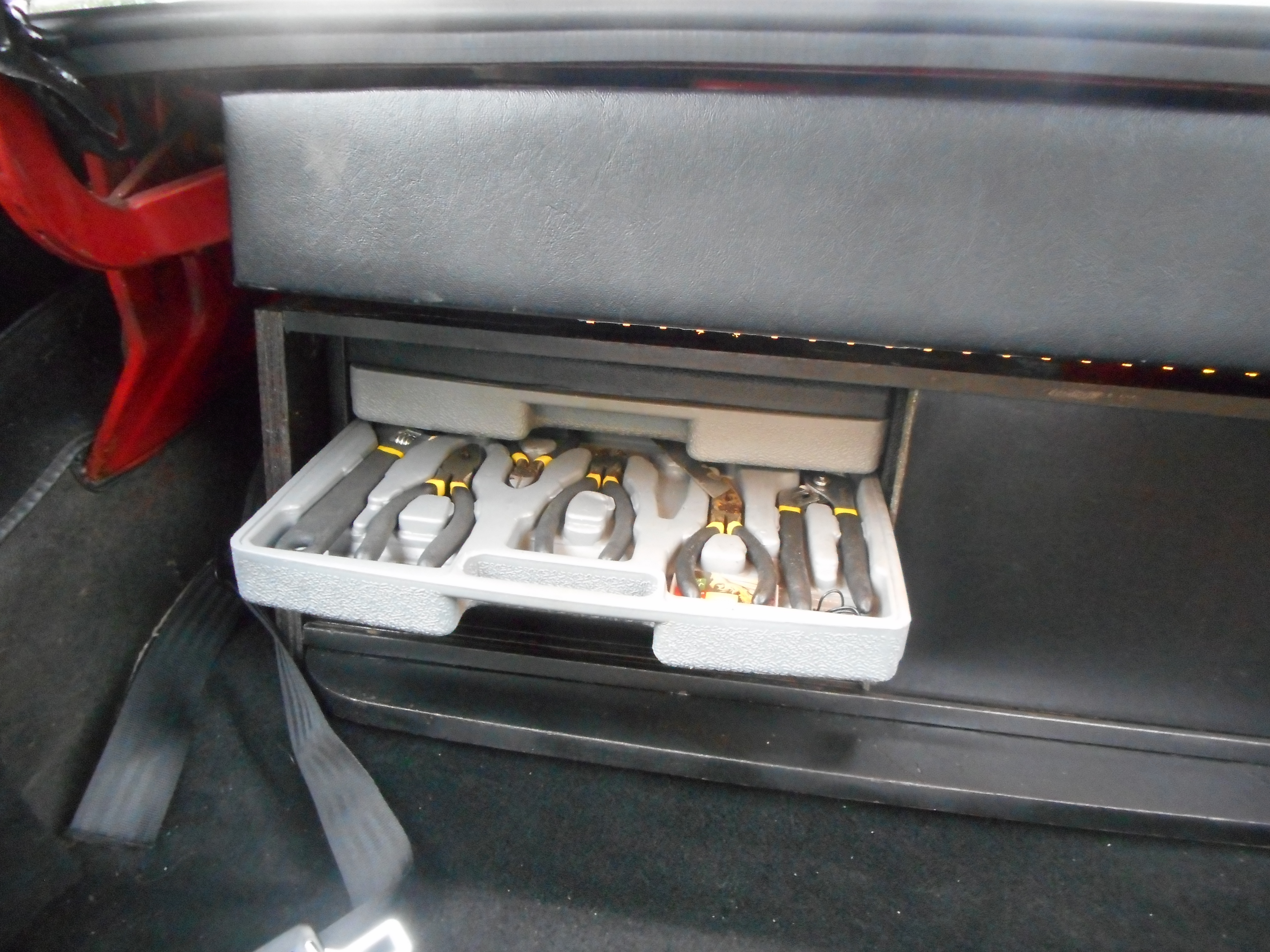 left is a toolbox (about 25 cm height)   (don't look at the mess, still have to orden it)